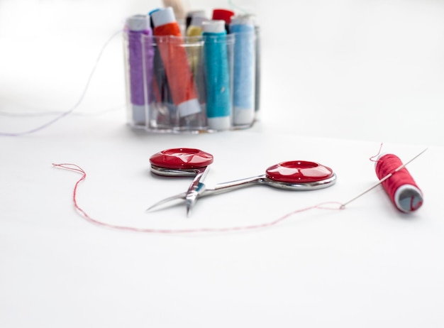 Detalle de hilo y aguja